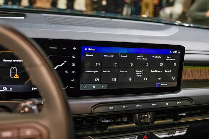 Hệ thống giải trí của mẫu xe này vẫn hỗ trợ kết nối Apple CarPlay/Android Auto và tính năng cập nhật phần mềm qua mạng OTA. Người mua cũng có thể lựa chọn màn hình hiển thị thông tin trên kính lái HUD 12 inch.