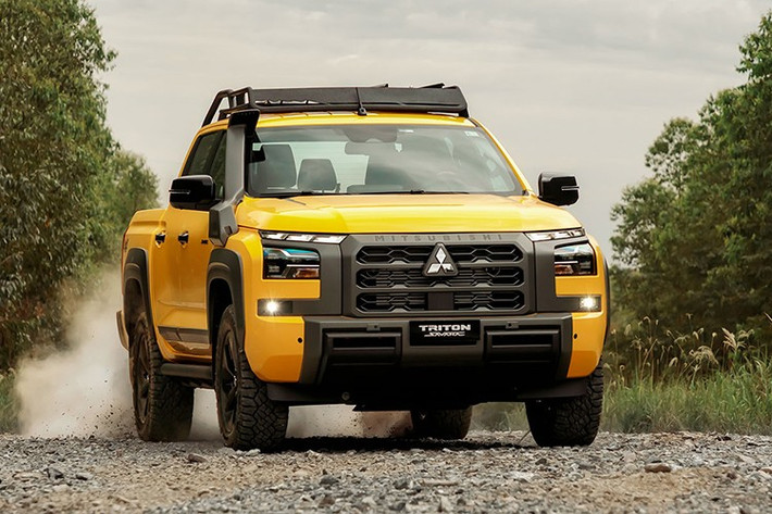 Đáng tiếc là chỉ 80 chiếc Triton Savana sẽ được bán tại thị trường Brazil với giá từ 349.990 Real (khoảng 1,73 tỷ đồng). Mức giá này cao hơn khoảng 11.000 Real (54 triệu đồng) so với bản Katana, tương xứng với những trang bị bổ sung của xe.