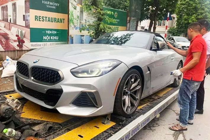 Mới đây, một chiếc xe thể thao mui trần BMW Z4 thế hệ mới đã bị bắt gặp lăn bánh trên đường phố TP.HCM vào đêm tối, và thật sự thú vị là chiếc Z4 đặc biệt này không hề tầm thường như bạn nghĩ.