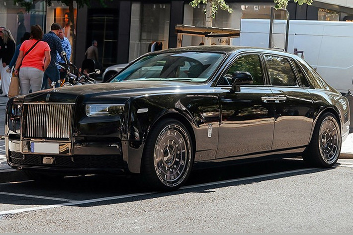 Rolls‑Royce vốn được biết đến với triết lý sang trọng tinh tế và sự điềm đạm đặc trưng. Thế nhưng mới đây, một chiếc Rolls-Royce Phantom VIII Series II đã thu hút sự chú ý toàn cầu khi được độ bộ mâm mang hình dáng mặt đồng hồ Rolex Submariner – một trong những biểu tượng nổi tiếng nhất của thế giới đồng hồ xa xỉ.