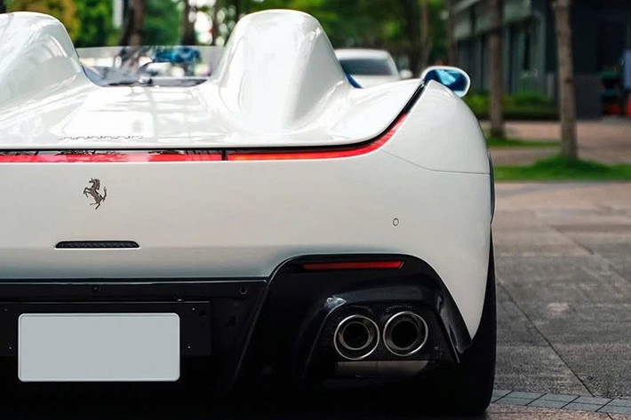 Xe có cùm phanh sơn vàng và logo Scuderia hoàn thiện bằng kỹ thuật airbrush. Các chi tiết như ốp sườn, bộ chia gió trước và bộ khuếch tán sau đều làm từ sợi carbon. Hệ thống ống xả được giữ nguyên dạng kim loại bóng, tạo điểm nhấn cho phần đuôi xe.