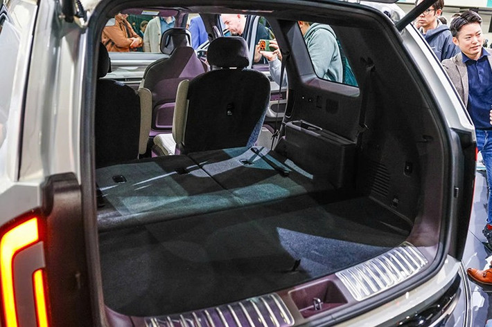 Trong khi đó, băng ghế dài tùy chọn cho phép tiếp cận hàng ghế thứ ba mà không cần tháo ghế trẻ em. Một trong những điểm trừ của Telluride đời cũ chính là khó tiếp cận hàng ghế thứ ba và Kia đã khắc phục điều này bằng ghế hàng hai có thể khóa và trượt chỉ với một nút bấm. Nội thất của bản X-Pro sẽ được trang trí bằng sợi carbon nhân tạo thay vì giả gỗ như các phiên bản khác...