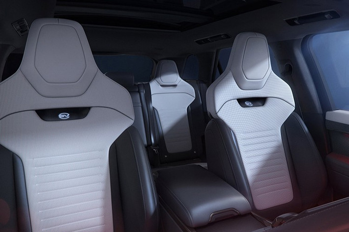 Sau khi giới thiệu Range Rover Sport SV Edition ONE và Edition TWO phiên bản giới hạn, giờ đây khách hàng có thêm lựa chọn tùy chỉnh chiếc SUV hiệu suất xa xỉ tối ưu của mình.