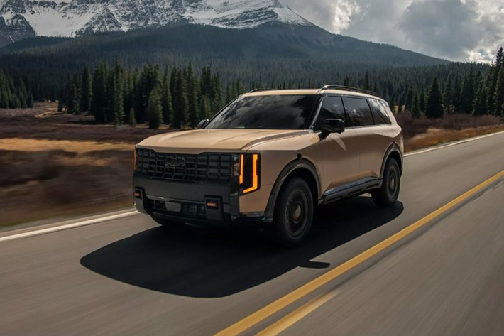 Phiên bản X-Pro được phát triển cho người dùng yêu thích các hoạt động off-road thực thụ, với hệ thống treo hành trình dài, lốp địa hình chuyên dụng, khoảng sáng gầm lên tới 231 mm, hệ thống vi sai hạn chế trượt điện tử (e-LSD) và các điểm móc cứu hộ ở cả phía trước và sau. Camera Ground View Monitor hỗ trợ tầm quan sát địa hình ở tốc độ thấp, trong khi hệ thống đèn LED chiếu sáng xung quanh xe...