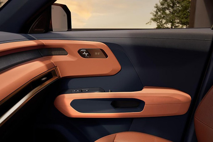 Người dùng có thể tùy chọn các chủ đề hiển thị từ Disney hay toàn bộ 30 đội NBA, đồng thời trải nghiệm các ứng dụng giải trí tích hợp như Disney+, Netflix, YouTube ngay trên màn hình xe. Ngoài ra, tính năng Kia myQ Connected Garage cho phép điều khiển cửa garage tự động từ xa, tăng thêm tính tiện dụng trong đời sống thường ngày.