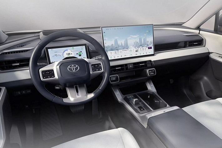 Bên cạnh đó là bảng đồng hồ kỹ thuật số 8,8 inch và tùy chọn màn hình hiển thị kính lái HUD lên đến 26,4 inch – những trang bị hiện chưa có mặt trên các phiên bản tại Mỹ, Nhật hay châu Âu.