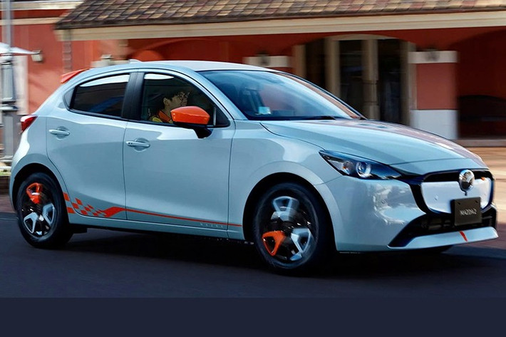 Mức giá khởi điểm là 1.720.400 yên (tương đương khoảng 11.000 USD - 287 triệu đồng) cho bản 15C II dẫn động cầu trước, và cao nhất là 2.501.400 yên (khoảng 16.000 USD - 418 triệu đồng) cho bản 15 Sport+ với hệ dẫn động 4 bánh.