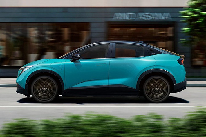 Mẫu xe SUV điện Nissan Leaf thế hệ mới sở hữu thiết kế nhỏ gọn với chiều dài tổng thể 4.360 mm, chiều rộng 1.810 mm, chiều cao 1.550 mm, chiều dài cơ sở 2.690 mm và khoảng sáng gầm 135 mm. Trọng lượng không tải đạt mức 1.880 kg.