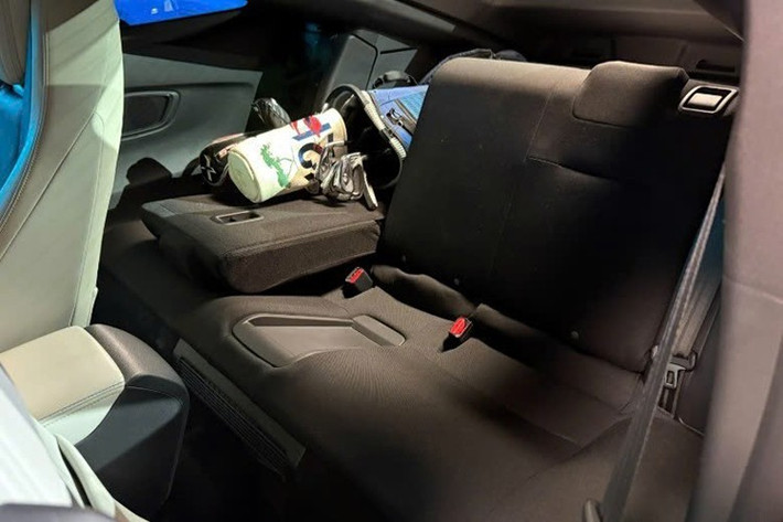 Hệ thống mới có tên “S+ Shift” mang lại cảm giác sang số mô phỏng như hộp số bậc thang, giúp người lái cảm nhận rõ hơn sự thay đổi tốc độ. Phần đầu xe thừa hưởng hệ thống treo thanh chống kép và giảm chấn chủ động từ Civic Type-R, hứa hẹn mang đến cảm giác lái thể thao và chính xác hơn bất kỳ mẫu Honda nào trước đây.