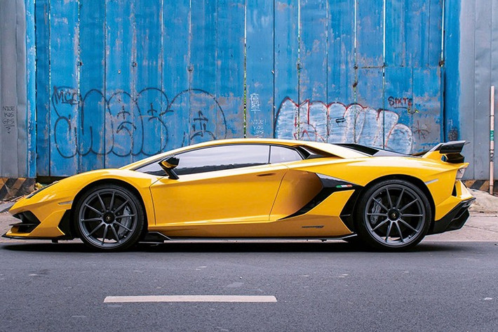 Giá thách cưới của chiếc siêu xe Lamborghini Aventador SVJ này hơn 600.000 USD (tương đương gần 16 tỷ đồng), rẻ hơn khoảng 1 tỷ đồng so với năm ngoái, và hiện tại, rõ ràng không phải là xe Lamborghini Aventador đắt nhất đang được chào bán, vì 1 xe Lamborghini Aventador độ body kit SVJ đang được rao gần 17 tỷ đồng.