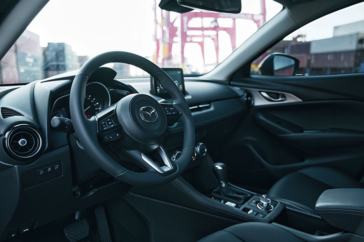 Ở phiên bản Mazda CX-3 Luxury và Premium thế hệ mới này, xe được trang bị ghế lái chỉnh điện tích hợp nhớ vị trí, HUD, lẫy chuyển số trên vô-lăng,...