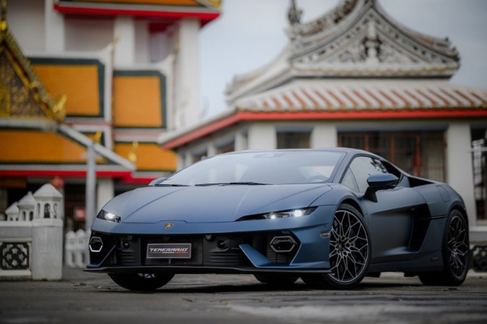 Theo đó, mức giá xe Lamborghini Temerario bán ra khởi điểm từ 23.760.000 Baht (tương đương 19,13 tỷ đồng). Đây là mẫu siêu xe hoàn toàn mới của thương hiệu Ý, đánh dấu bước tiến tiếp theo trong chiến lược điện khí hóa đầy tham vọng của hãng.
