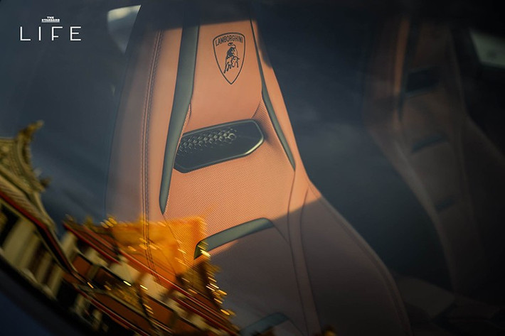 Ngoài ra bộ phận cá nhân hóa cho phép khách hàng tùy chọn 4 mẫu đường chỉ khâu ghế khác nhau, màu sắc không giới hạn. Đối với ngoại thất, có hơn 400 màu sắc và lớp sơn đặc biệt. La-zăng 20 inch phía trước và 21 inch phía sau, với các thiết kế la-zăng khác nhau.