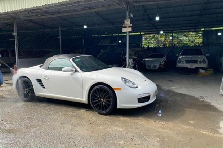Một người chơi xe tại TP.HCM vừa chia sẻ hàng độc đó là chiếc xe thể thao Porsche Boxster thế hệ 987, nếu bạn cho rằng dòng xe này có gì thú vị so với 718 Boxster hiện đại hơn, thì nằm ở việc xe sử dụng hộp số sàn, thay vì tự động.