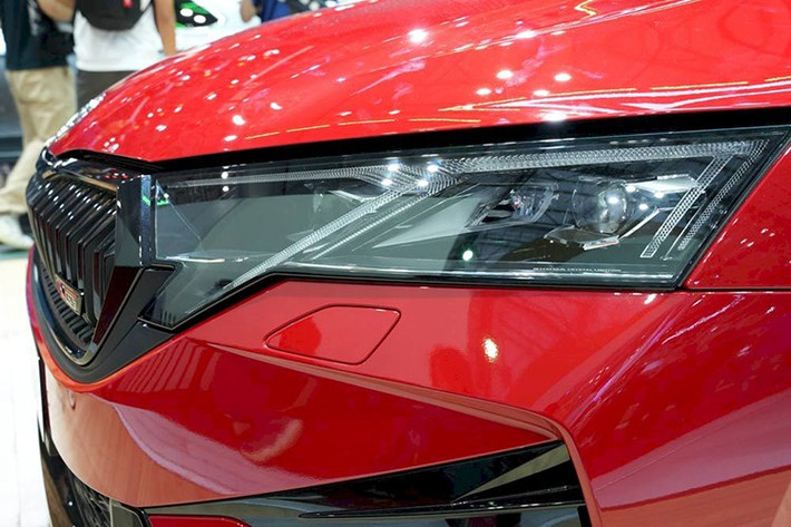 Đèn pha LED Matrix “Crystallinium” hiện đại hơn sẽ là trang bị tùy chọn của xe. Thân xe sở hữu một đường gân nổi chạy từ đèn pha tới cụm đèn hậu, tạo cảm giác liền mạch và sắc nét giúp xe trông năng động và mạnh mẽ.