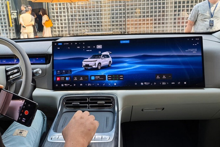 Bên trong cabin, Galaxy M9 được thiết kế theo cấu hình 2+2+2 với hai ghế thương gia ở hàng giữa và hàng ghế thứ ba ngả điện tới 150 độ. Trung tâm bảng điều khiển là màn hình cảm ứng đơn 30 inch, trong khi cụm đồng hồ truyền thống được thay bằng màn hình HUD thực tế tăng cường.