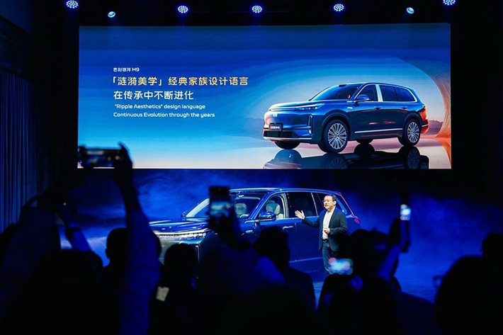 Mức giá xe Geely Galaxy M9 2026 mới tại Trung Quốc được bán ra với mức khoảng 250.000 nhân dân tệ (khoảng 909 triệu đồng). Dự đoán, mẫu xe này sẽ sớm về Việt Nam, khi mà dòng xe PHEV đang ngày càng được ưa chuộng.