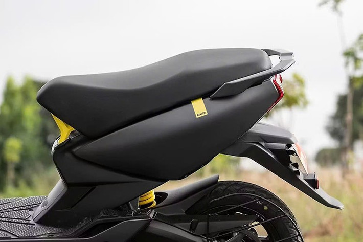 Ather 450S được trang bị động cơ điện với việc sản sinh công suất cực đại là 5,4 kW, mô-men xoắn 22 Nm, khả năng tăng tốc 0–40 km/h chỉ trong 3,9 giây, và tốc độ tối đa 90 km/h.