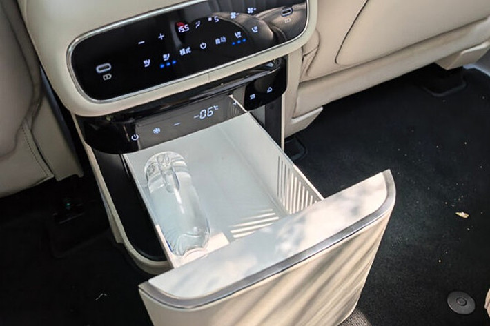 Geely Galaxy M9 2026 mới tại Trung Quốc được trang bị hệ truyền động Geely EM Hybrid 2.0, gồm động cơ xăng 1.5L tăng áp (161 mã lực) kết hợp với hai động cơ điện.