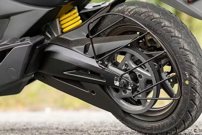 Không chỉ vậy, xe còn được đi kèm màn hình DeepView 7 inch, có điều hướng từng chặng, Bluetooth và cập nhật OTA.Tính năng AtherStack Pro mang đến nhiều tiện ích thông minh.