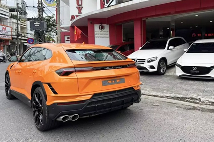Chiếc xe siêu SUV Lamborghini Urus S đầu tiên ở Đà Nẵng mang ngoại thất màu cam, doanh nhân này cũng chọn tông màu nội thất là cam và đen khá đẹp mắt cho xe.
