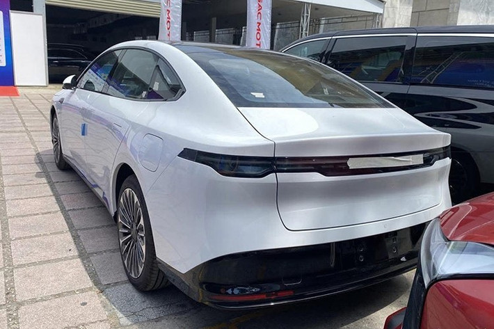 Xe có kích thước dài x rộng x cao lần lượt là 4.930 x 1.895 x 1.484 (mm), tương đương với các mẫu sedan hạng D phổ biến như Toyota Camry hay Mazda6. Trục cơ sở 2.915 mm, dài hơn Camry 90mm và khoang hành lý rộng 484 lít. Ngoại thất của Nissan N7 mang phong cách hiện đại và năng động, khác biệt rõ rệt so với các mẫu sedan trước đây của hãng.