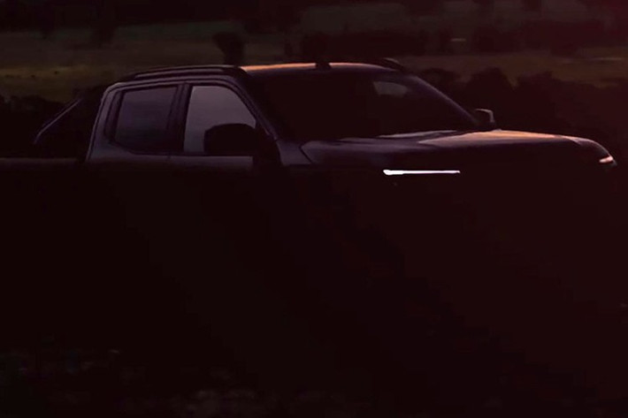 Nissan Navara 2026 đánh dấu bước chuyển mình mạnh mẽ về cả thiết kế lẫn nền tảng kỹ thuật. Dù chưa công bố nhiều thông tin chi tiết, Nissan xác nhận rằng mẫu bán tải mới sẽ kết hợp các yếu tố thiết kế đặc trưng từ các thế hệ trước với công nghệ hiện đại và khả năng vận hành phù hợp với nhu cầu người dùng hiện nay.