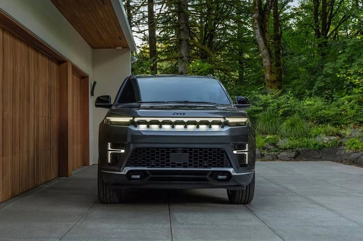 Jeep Grand Wagoneer 2026 thừa hưởng khá nhiều từ mẫu xe điện Wagoneer S. Là một phần của đợt facelift, mẫu xe này sở hữu mặt trước hoàn toàn mới với lưới tản nhiệt 7 khe tối giản. Lưới tản nhiệt được kết hợp hài hòa với cụm đèn pha mới.