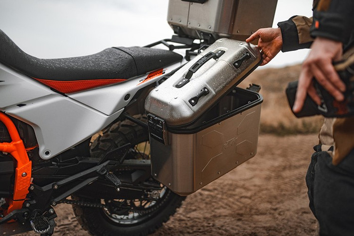 Tuy nhiên, KTM 390 Adventure 2025 bản X vẫn tiếp tục đi kèm với hệ thống treo không thể điều chỉnh và bộ vành hợp kim 19/17 inch như trước đây.