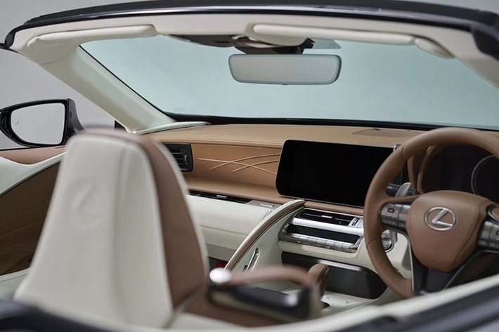 Cả hai phiên bản đều được trang bị lớp sơn Lexus Matte Coat mới được phát triển, được thiết kế đặc biệt để "tẩy sạch bụi bẩn". Cả hai phiên bản đều sử dụng mâm xe nhôm đúc màu đen 21 inch.