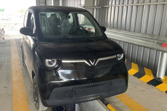 Trong những ngày qua, mạng xã hội lan truyền những hình ảnh đầu tiên được cho là của VinFast Minio Green, mẫu xe điện cỡ nhỏ vừa xuất hiện trong khuôn viên nhà máy VinFast.