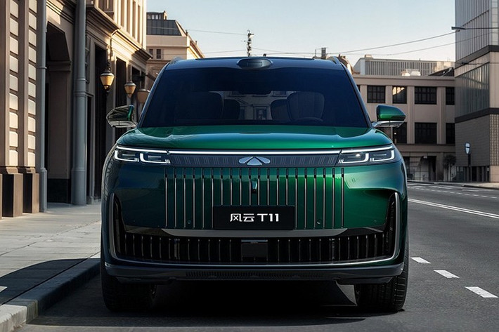 Hàng ghế sau sở hữu loạt tiện nghi cao cấp với màn hình 17.3 inch trên trần xe, các tiện nghi khác gồm: 11 túi khí, 23 loa cao cấp, tủ lạnh tích hợp ở bảng điều khiển trung tâm, HUD hiển thị thông tin trên kính lái.