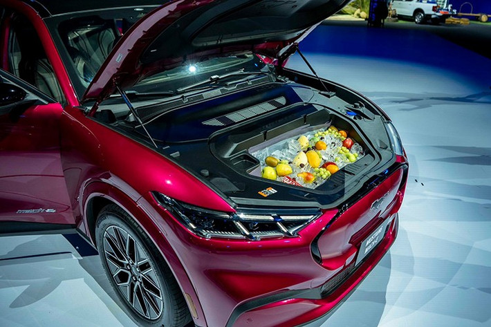 Ford Mustang Mach-E có thể tiếp nhận dòng điện xoay chiều AC, thông qua nguồn điện một pha (7,4 kW) hoặc ba pha (11 kW). Bộ sạc tích hợp sẽ tự động điều chỉnh thích ứng với nguồn điện vào, có thể sạc từ 10% đến 80% pin chỉ mất khoảng 6 giờ.