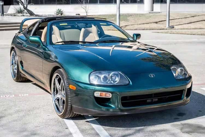 Đây là chiếc Toyota Supra phiên bản kỷ niệm 15 sản xuất năm 1997, được sản xuất để đánh dấu cột mốc quan trọng trong lịch sử của mẫu xe huyền thoại này. Một mẫu xe đã tạo nên cả một cộng đồng riêng qua năm thế hệ.