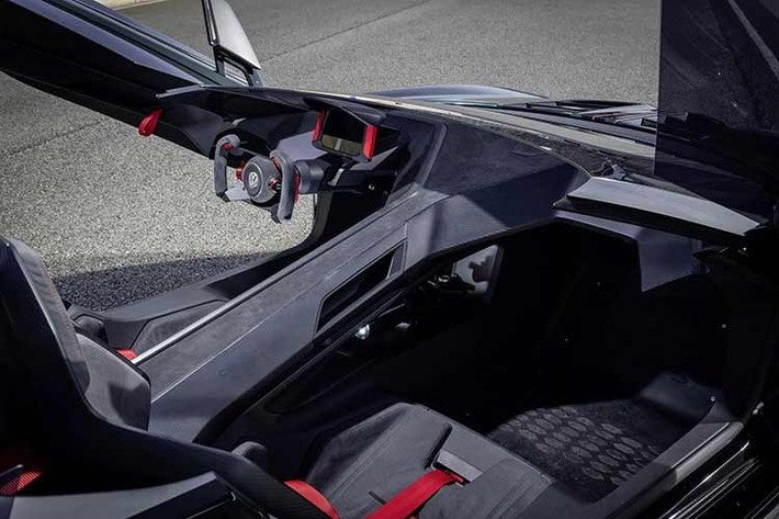 GTI Roadster Vision Gran Turismo được phát triển dựa trên nền tảng Mk7 được loại bỏ phần mui xe, hàng ghế sau, toàn bộ thân xe được làm mới. Cửa mở dạng xoay lên cùng với trụ C được làm mới nhằm mục đích thay thế cho thanh chống lật.