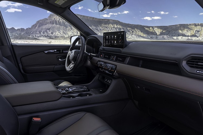 Tất cả các phiên bản của Pilot 2026 đều hỗ trợ Apple CarPlay và Android Auto không dây, tích hợp Google và khả năng kết nối Wi-Fi 5G, mang lại trải nghiệm công nghệ liền mạch hơn cho người dùng.