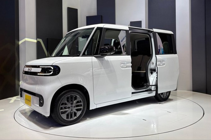 Bao gồm cả xe cắm trại, ghế dài có bánh xe, và thậm chí cả những tác phẩm nghệ thuật thân xe độc ​​đáo; một số trông giống hệt Transformers. Một số người còn thêm chút sức mạnh vào xe, nhưng bất kỳ sự thay đổi nào ngoài quy định của chính phủ rõ ràng là bất hợp pháp.