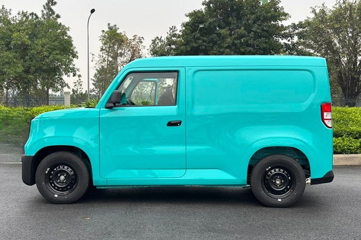 VinFast EC Van sở hữu kích thước chiều dài 3.767 mm và chiều rộng 1.680 mm, gần tương đương một mẫu hạng A như Hyundai Grand i10. Nhờ vậy, chiếc xe có thể xoay trở linh hoạt trong các tuyến phố chật hẹp.