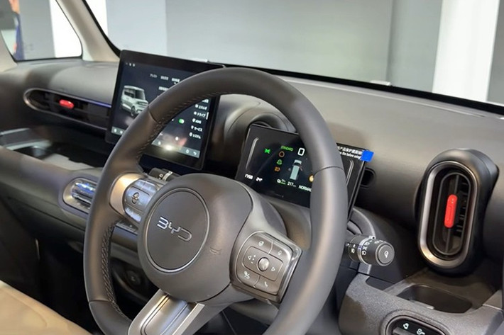 Tất cả những điều này đưa chúng ta đến với chiếc Racco duy nhất, một chiếc xe trông giống gấu trúc Mỹ hơn là rái cá biển. Không rõ vì sao lại có tên này, nhưng giống như bất kỳ chiếc kei car nào khác, chiếc xe này có một cá tính riêng biệt.