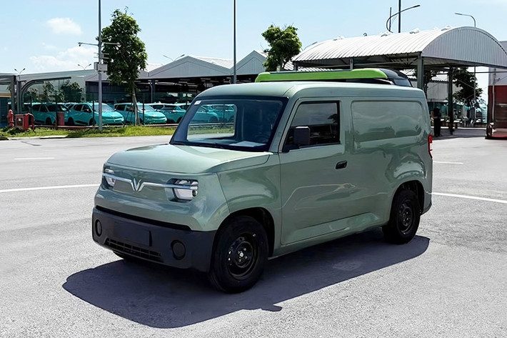 VinFast EC Van có giá bán là 285 triệu đồng. Với chi phí sở hữu thấp, xe hướng đến nhóm khách hàng doanh nghiệp nhỏ, hộ kinh doanh cá thể và đơn vị vận tải nội đô, cần phương tiện cơ động, tiết kiệm và thân thiện với môi trường.