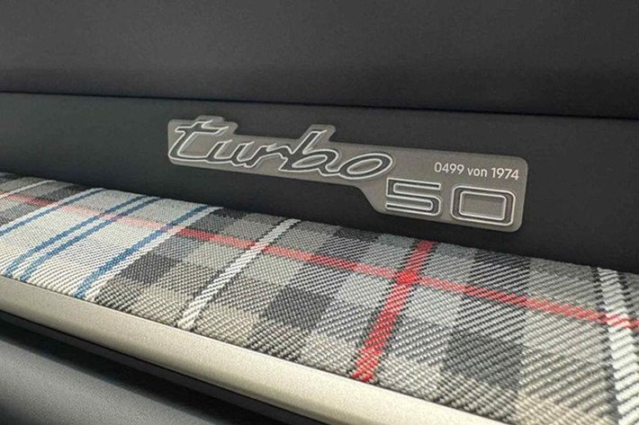 Những họa tiết trên chiếc xe thể thao đặc biệt này còn được tái hiện trên bảng táp-lô và ốp cửa, phối cùng viền nội thất màu Turbonite - hợp kim pha giữa xám ánh kim và vàng đồng, độc quyền cho dòng Turbo.