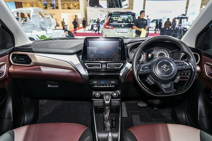 Phiên bản tiêu chuẩn GL sở hữu loạt trang bị cơ bản gồm: đèn pha LED, vành hợp kim 16 inch, màn hình giải trí 7 inch, 6 túi khí, điều hòa chỉnh tay có cửa gió sau, cảm biến lùi, camera lùi và hệ thống cân bằng điện tử ESP.