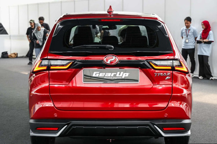 Bản H được bổ sung camera 360 độ và đầu ghi hình, dù vẫn thiếu ga tự động thích ứng - điểm trừ đáng tiếc trong bối cảnh phân khúc ngày càng cạnh tranh. Tại Malaysia, Perodua Traz 2026 được phân phối với ba phiên bản. Bản tiêu chuẩn X có giá 76.100 Ringgit (tương đương khoảng 490,7 triệu đồng).