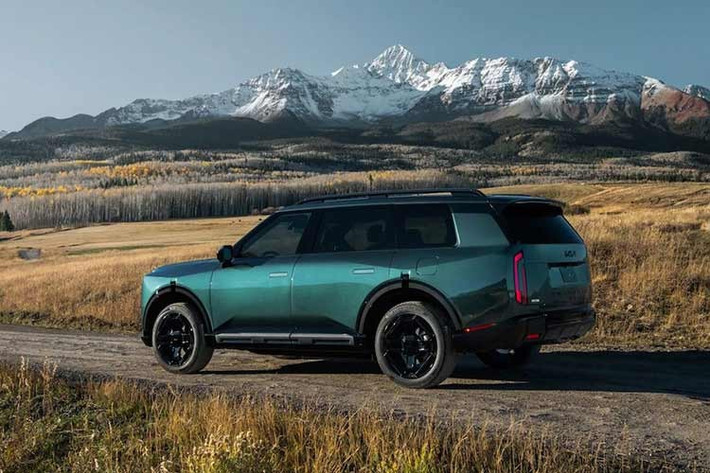 Đáng tiếc là hãng xe Hàn Quốc vẫn chưa sẵn sàng tiết lộ giá bán của các phiên bản HEV, dự kiến ​​sẽ có mặt trên thị trường vào tháng 3/2026. Nếu dựa trên giá của Hyundai Palisade, hệ thống truyền động hybrid sẽ làm tăng thêm khoảng 4.700 đô la vào giá bán.