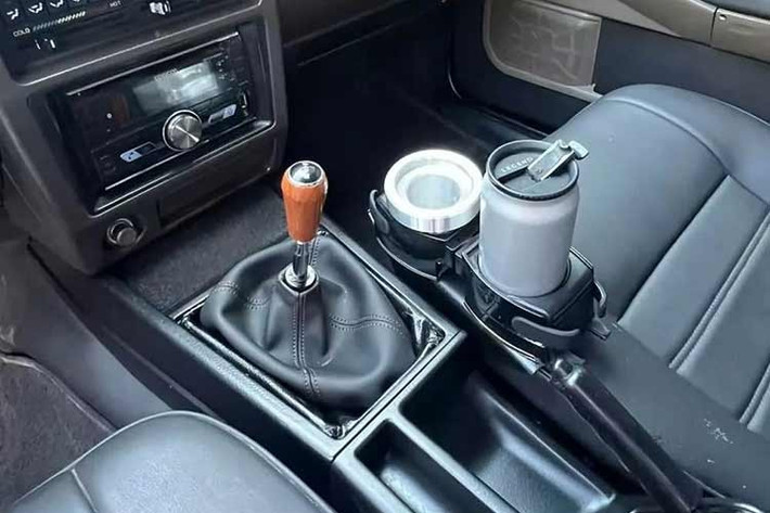 Như trước đây, danh sách tùy chọn rất phong phú. Các mục mới xuất hiện là việc thay thế bộ dò đài truyền hình bằng đầu đĩa CD Sony kết hợp với loa JBL và máy tạo ẩm cho hành khách ngồi phía sau. "Hệ thống treo siêu thanh" không còn được cung cấp nữa, và thay vào đó, hệ thống treo MacPherson được lắp đặt tùy chọn với các buồng khí bên trong kết hợp với tay đòn điều khiển phía dưới.