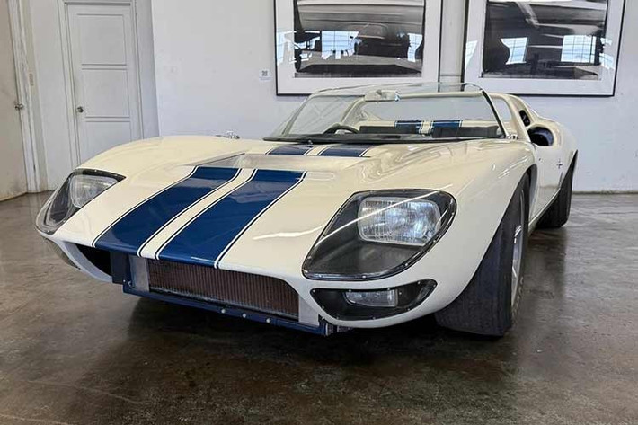 Chiếc GT40 Mk 1 đời 1965 này đến từ một người bán cá nhân trên eBay ở Hermosa Beach, California, là 1 tác phẩm tâm huyết của chính Carol Shelby. Câu chuyện thì ai cũng biết. Ford đã suýt mua lại Ferrari, cùng với bộ phận đua xe của họ, từ chính ông trùm Enzo Ferrari, trước khi vị tộc trưởng người Ý này bất ngờ tuyên bố từ chối vào phút chót.