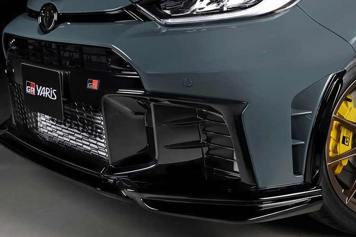 Hệ thống treo của Toyota GR Yaris Morizo RR 2026 được hiệu chỉnh lại nhằm thích ứng với lực ép khí động học tăng thêm từ cánh gió lớn. Theo Toyota, mẫu xe có thể vận hành ổn định ở tốc độ cao trên các cung đường như Nürburgring.