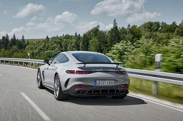 Theo đó, giá xe Mercedes-AMG GT 63 tại Việt Nam sẽ là 10,97 tỷ đồng, cạnh tranh trực tiếp với Porsche 911 S 992.2, lợi thế của nó là khách hàng không cần chọn thêm option, trong khi mua xe 911 S, ít nhất khách cũng phải chi từ vài trăm triệu đồng đến tỷ đồng để mang đến các option.