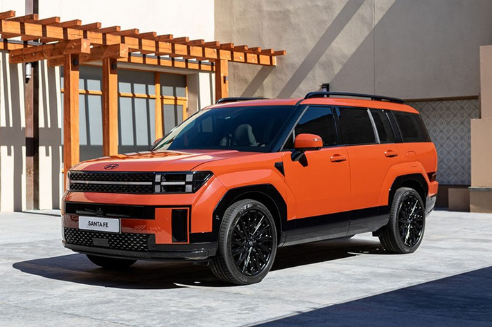 Phiên bản Exclusive sở hữu hệ thống treo trước McPherson và sau đa liên kết, mâm hợp kim 18 inch, đèn pha LED, gương chiếu hậu chỉnh/gập điện tích hợp xi-nhan, cốp điện thông minh và kính chắn gió 2 lớp cách âm. Phiên bản cao cấp Prestige bổ sung hàng loạt trang bị hấp dẫn như đèn pha LED projector, kính che nắng dạng Solar, kính hai lớp giảm ồn ở hàng trước, kính tối màu phía sau, cảm biến gạt mưa tự động.