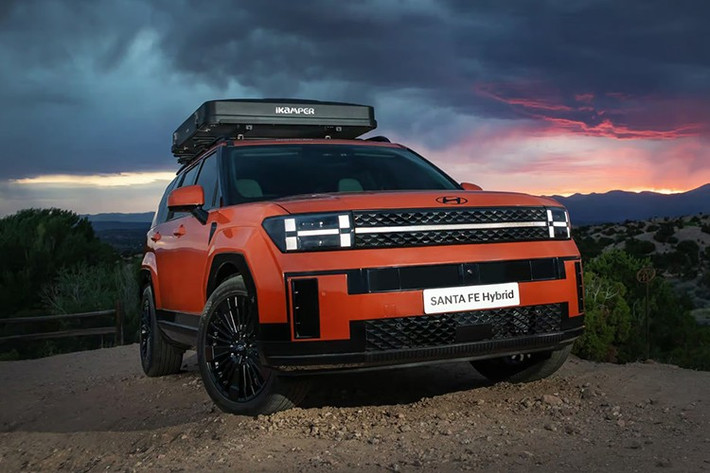 Mức giá xe Hyundai Santa Fe Hybrid 2025 cho hai phiên bản Exclusive và Prestige, cùng mức giá lần lượt là 1,599 triệu Baht và 1,749 triệu Baht (tương đương 1,29 - 1,41 tỷ đồng). Hyundai cung cấp cho mẫu xe mới ba tùy chọn màu ngoại thất gồm: vàng Beach Sand, trắng Pearl White và đen Space Black.